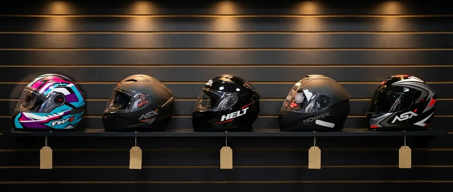 Prateleira de loja com os capacetes FW3 GTX, ASX City SV, Helt Polar, Norisk Razor e ASX Eagle